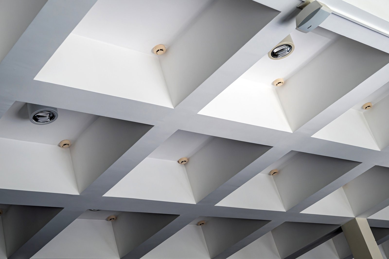 concrete structure ceiling, concrete with light and smoke detectors, architecture details